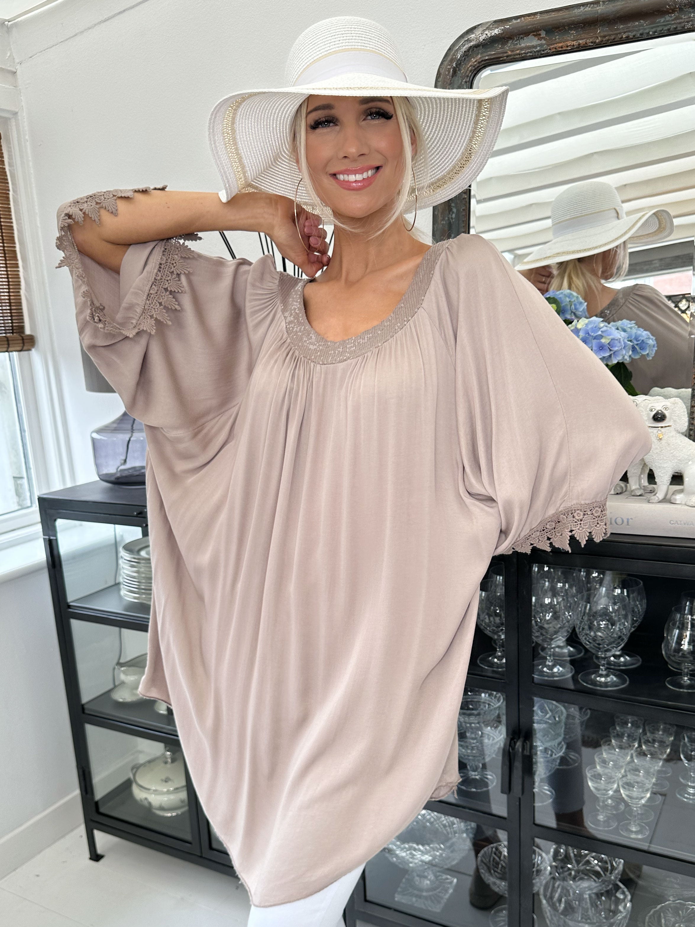 Dolores - Tunikakjole med pailletter og broderinger på ærmet